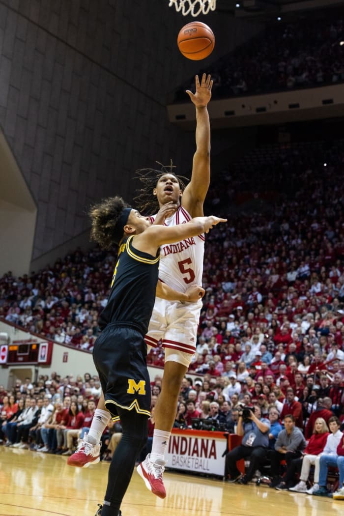 Malik Reneau (5) shoots the ball while Michigan Wolverines forward Terrance Williams II (5) defends.